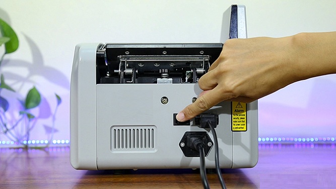 Công tắc nguồn ( On/Off ) ở sau lưng máy đếm